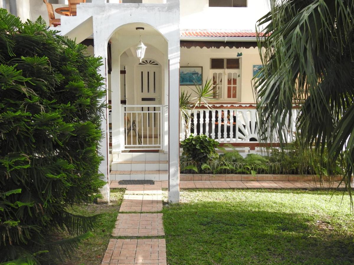 Villa Nanou , villa de plein pied avec joli jardin Bouillante Extérieur photo